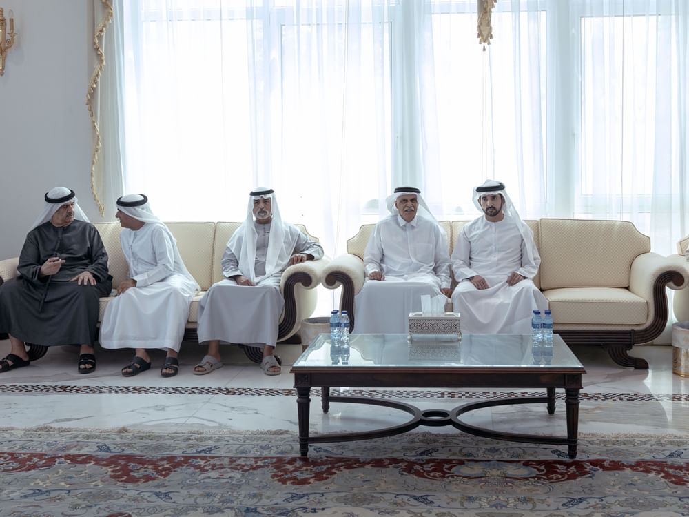 حمدان بن محمد يقدّم واجب العزاء في وفاة محمد إبراهيم عبيدالله