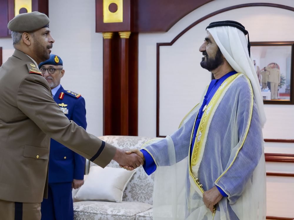 Mohammed bin Rashid incontra alti funzionari militari negli Emirati Arabi Uniti