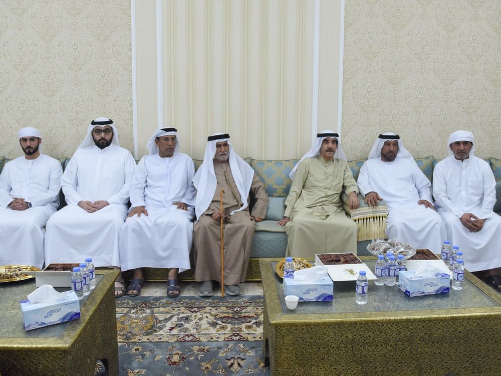 حاكم أم القيوين يقدم واجب العزاء بوفاة جابر سيف بن بدر العليلي