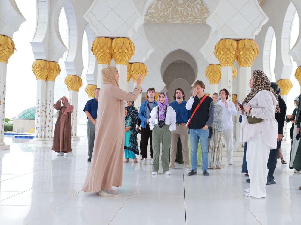 مركز جامع الشيخ زايد الكبير يعزز مكانته على خريطة السياحة الثقافية المستدامة