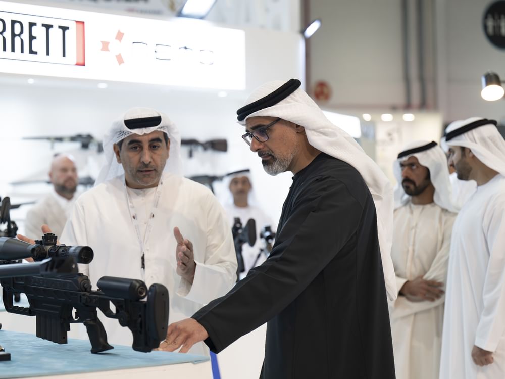 Khaled bin Mohamed bin Zayed visita a ADIHEX 2025