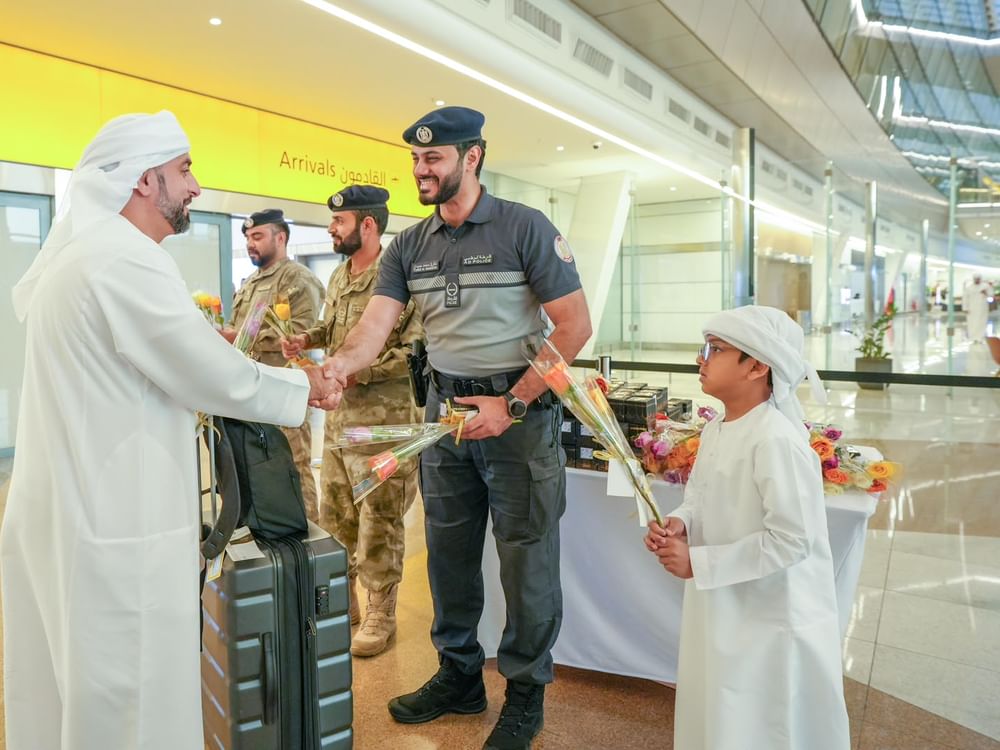 شرطة أبوظبي تستقبل الحجاج العائدين عبر مطار زايد الدولي بالورود