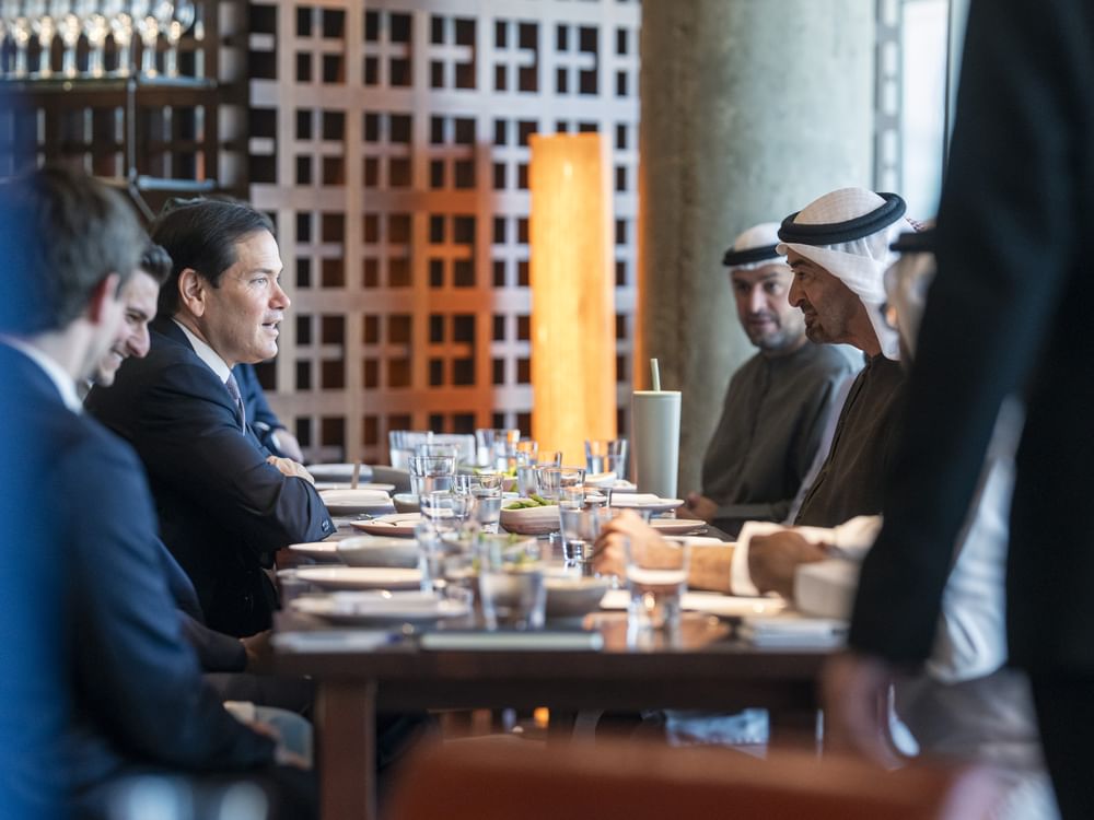 Presidente dos Emirados Árabes Unidos recebe Secretário de Estado dos Estados Unidos em Abu Dhabi