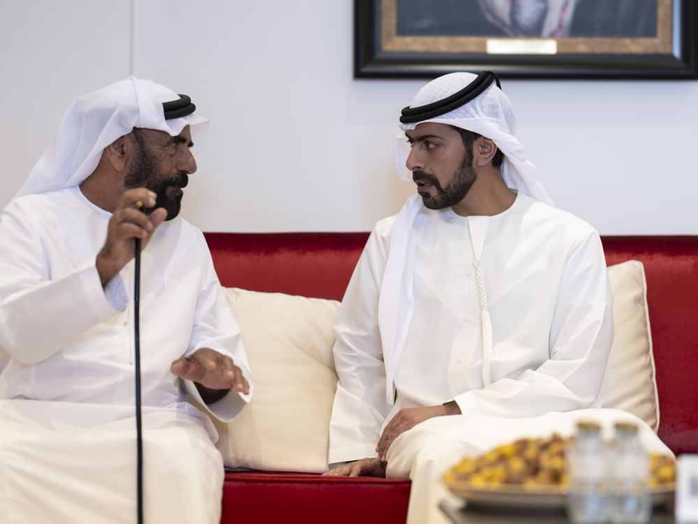 خليفة بن طحنون يُقدِّم واجب العزاء في وفاة سعيد سهيل المنصوري