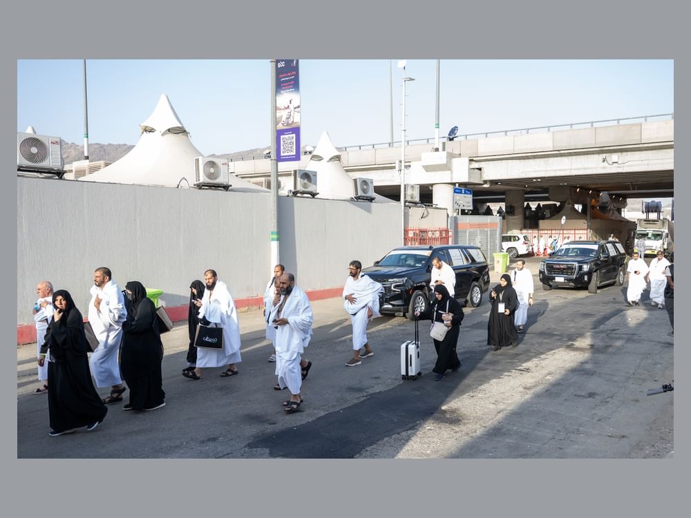 حُجاج بيت الله الحرام يتوافدون إلى مشعر منى لقضاء يوم التروية