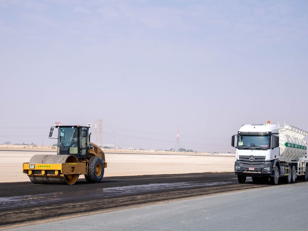 بلدية منطقة الظفرة تنجز تأهيل وتطوير الطريق المحيط بمضمار سباق الهجن بمدينة زايد