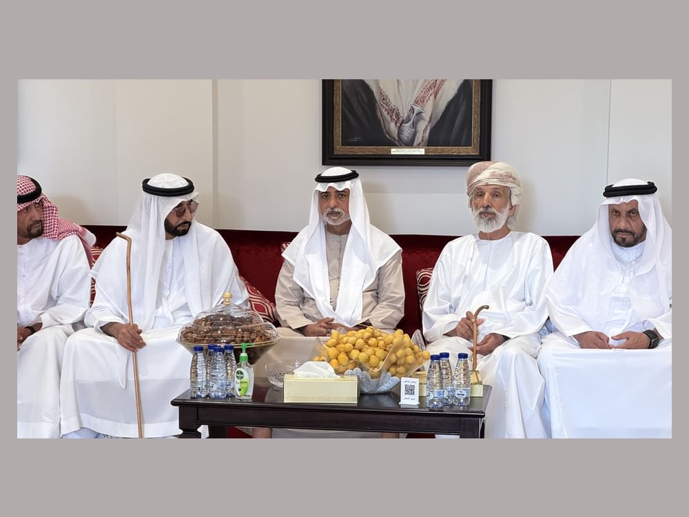 نهيان بن مبارك يقدم واجب العزاء بوفاة عوض سعيد بن سويلم الكتبي