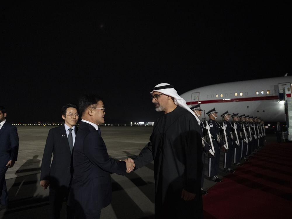 نيابة عن رئيس الدولة.. ولي عهد أبوظبي يصل إلى كوريا للمشاركة في أعمال منتدى التعاون الاقتصادي لدول آسيا والمحيط الهادئ