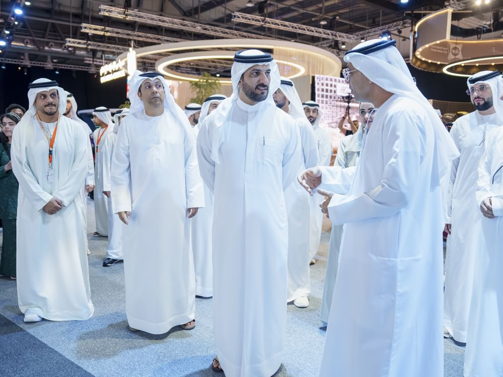 سلطان بن أحمد القاسمي يتفقد الأجنحة المشاركة بالمنتدى الدولي للاتصال الحكومي