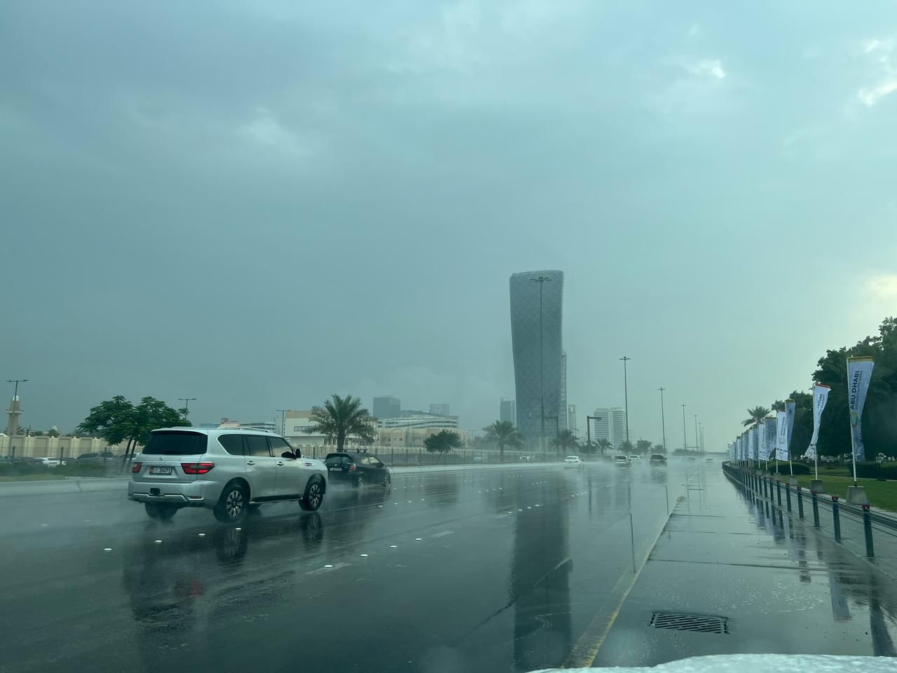 Polícia de Abu Dhabi pede aos motoristas que dirijam com segurança em meio ao mau tempo