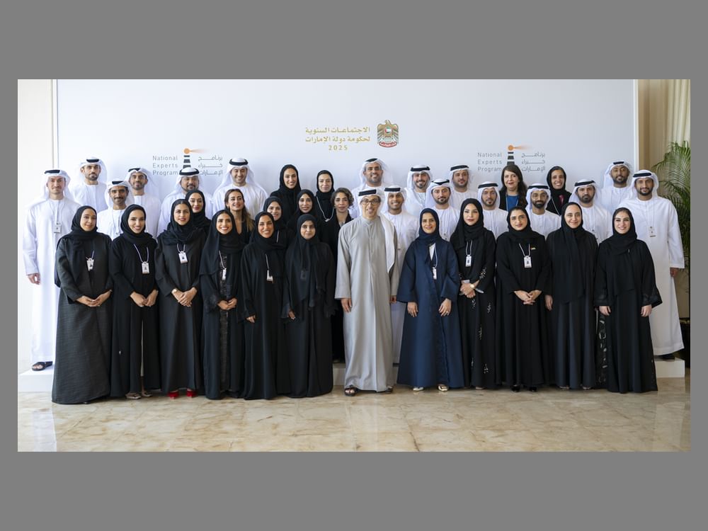 منصور بن زايد يلتقي "خريجي برنامج خبراء الإمارات" ويطلق برنامج "خبراء الإمارات للذكاء الإصطناعي"