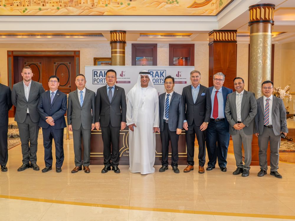 سعود بن صقر يشهد توقيع اتفاقية بين "موانئ رأس الخيمة" و"جيانهوا" الصينية لإنشاء مصنع للأعمدة الخرسانية