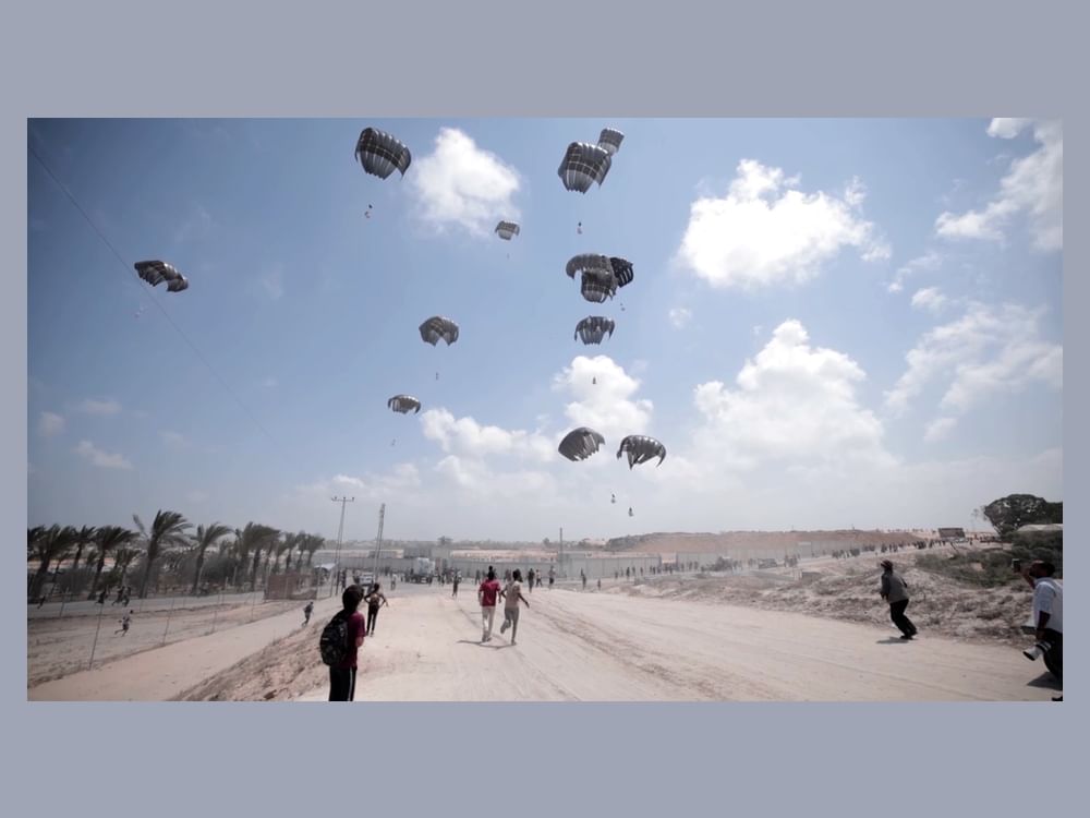 Emirados Árabes Unidos conduzem 77º lançamento aéreo de ajuda humanitária sobre a Faixa de Gaza