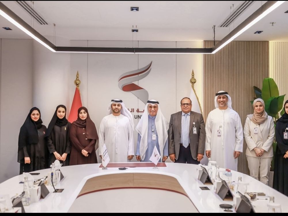 جامعة الفجيرة وبرنامج الفجيرة للتميز الحكومي يتعاونان لتعزيز الأداء المؤسسي وتنمية الكفاءات