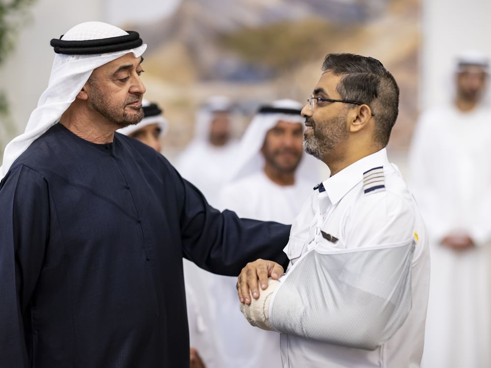 رئيس الدولة يستقبل طاقم طائرة "فلاي دبي" بحضور محمد بن راشد