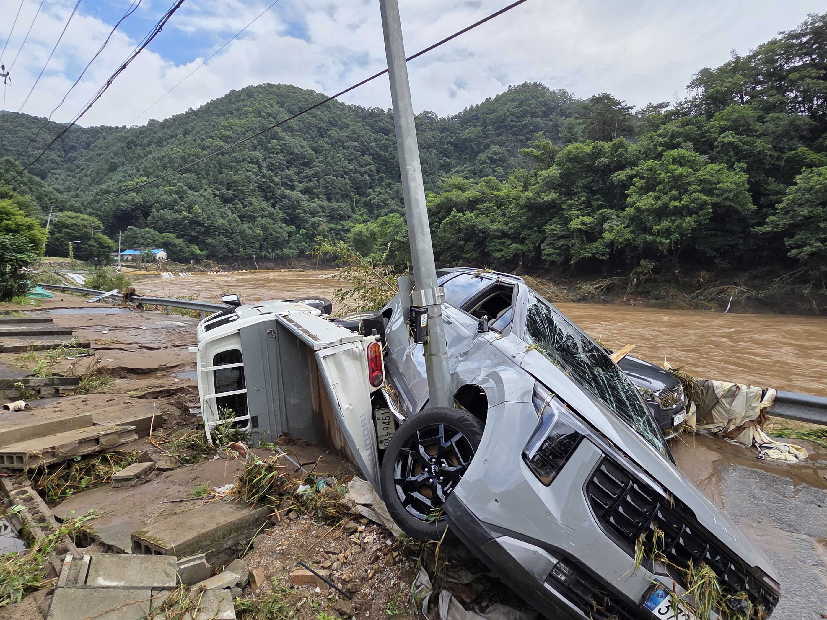 Korea's death toll rises to 19 after heavy rains, landslides