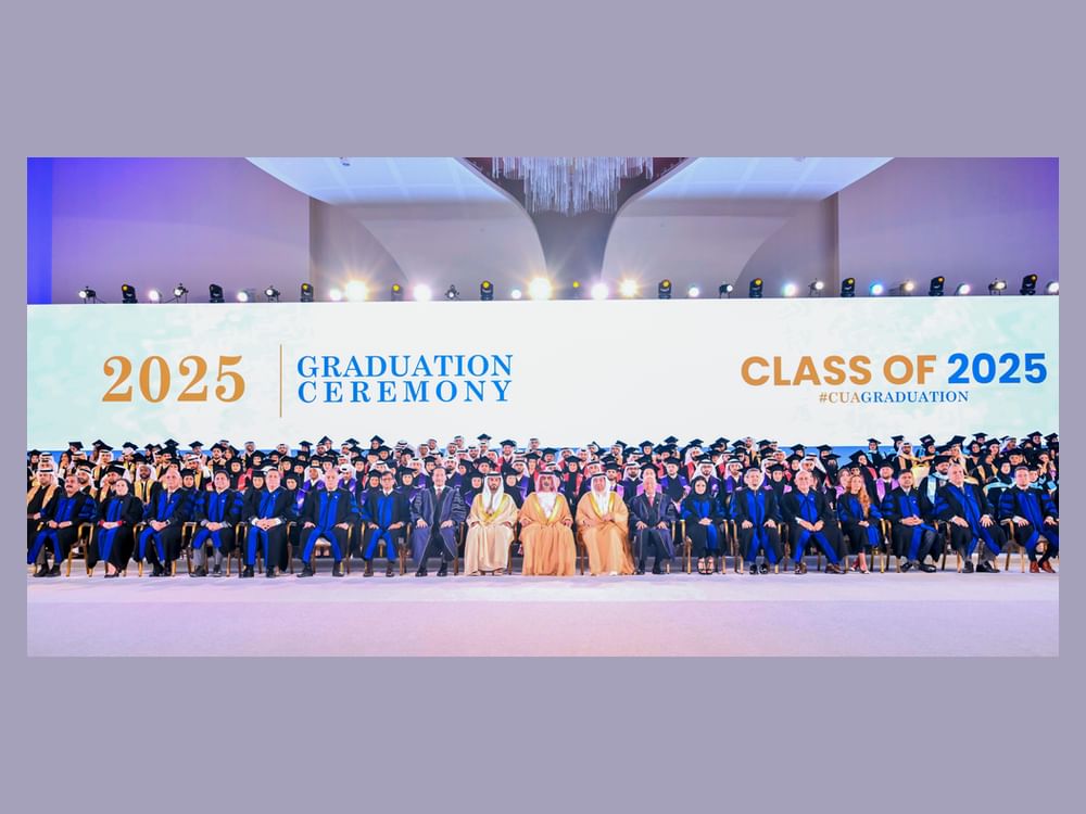 عمار بن حميد يشهد حفل تخريج دفعة 2025 في جامعة المدينة عجمان