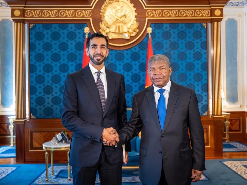 El presidente de Angola recibe a Shakhboot bin Nahyan