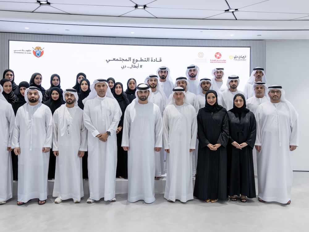 منصور بن محمد يشهد تخريج الدفعة الأولى من قادة التطوع المجتمعي في دبي