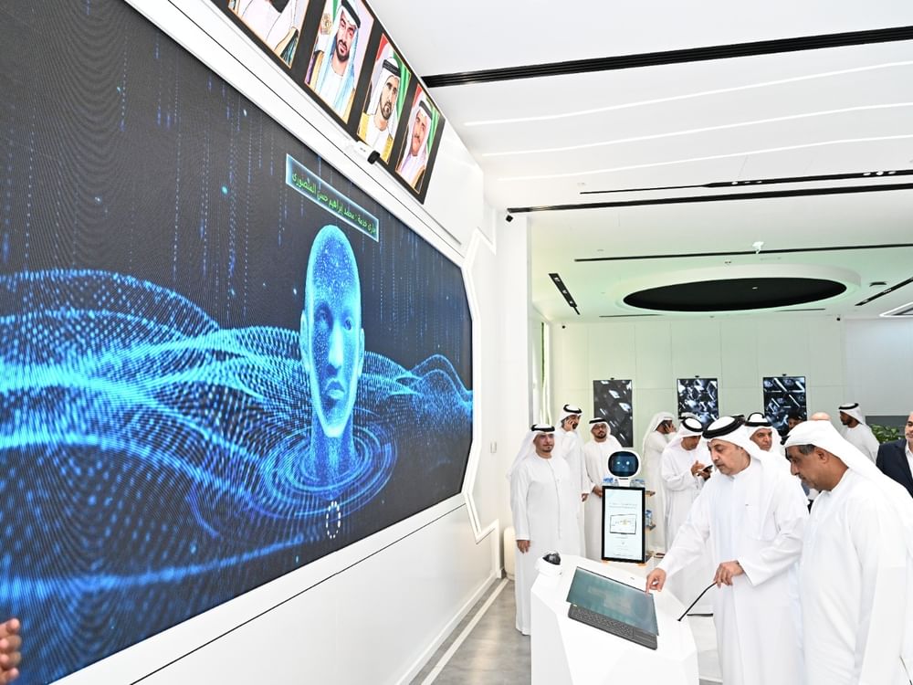 الوفود المشاركة في مؤتمر الفجيرة الدولي للتعدين تطلع على أنظمة المركز الرقمي