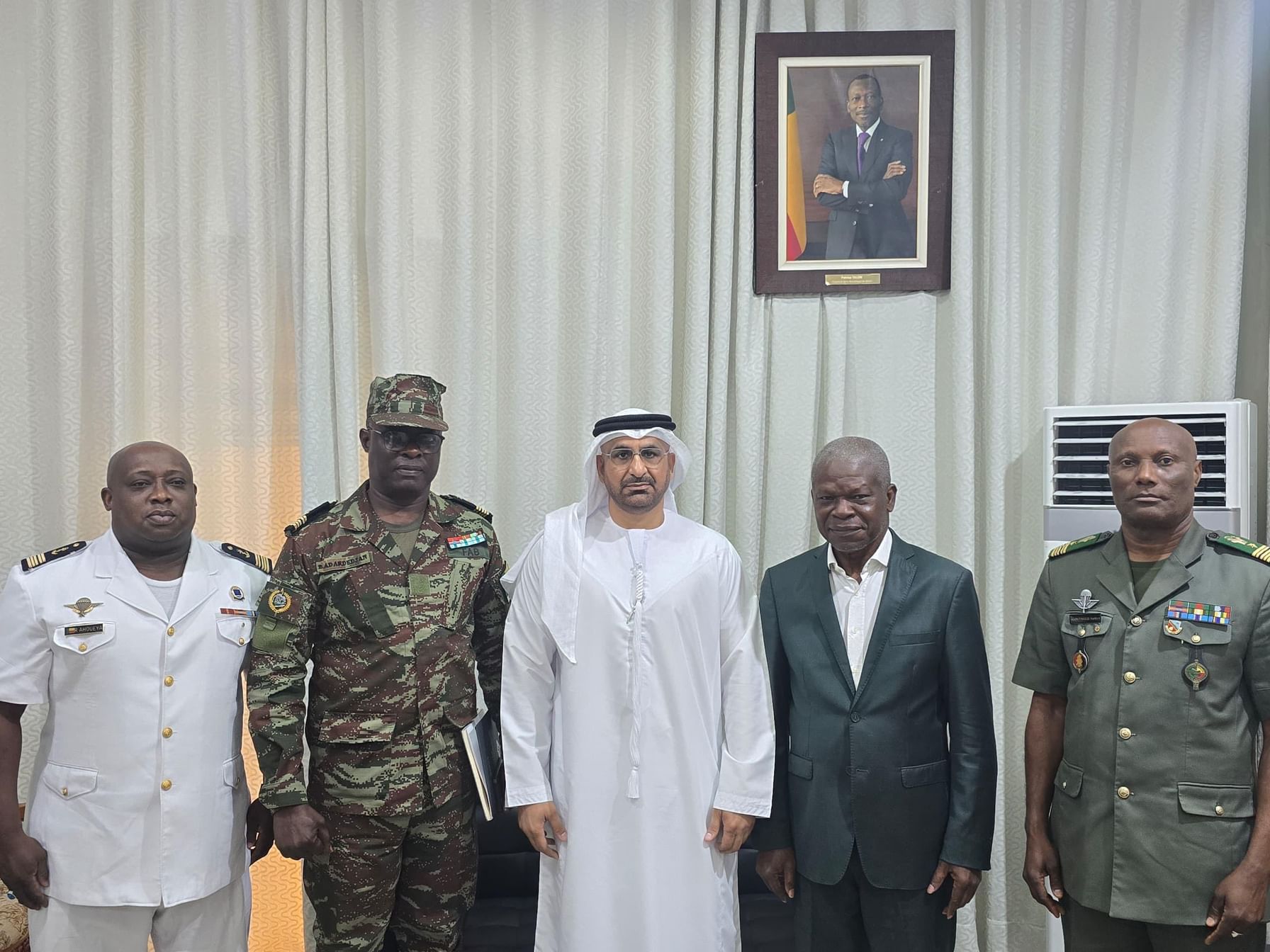 سفير الإمارات يلتقي وزير دفاع بنين ويبحث التعاون الثنائي