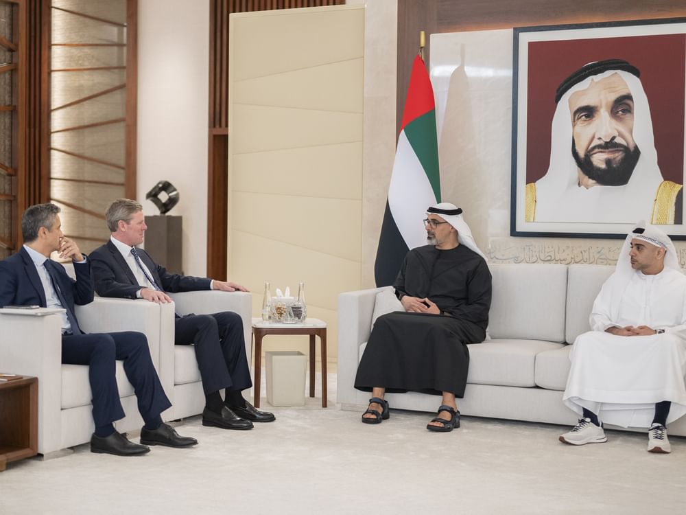 Khaled bin Mohamed bin Zayed se reúne con el consejero delegado de Visa