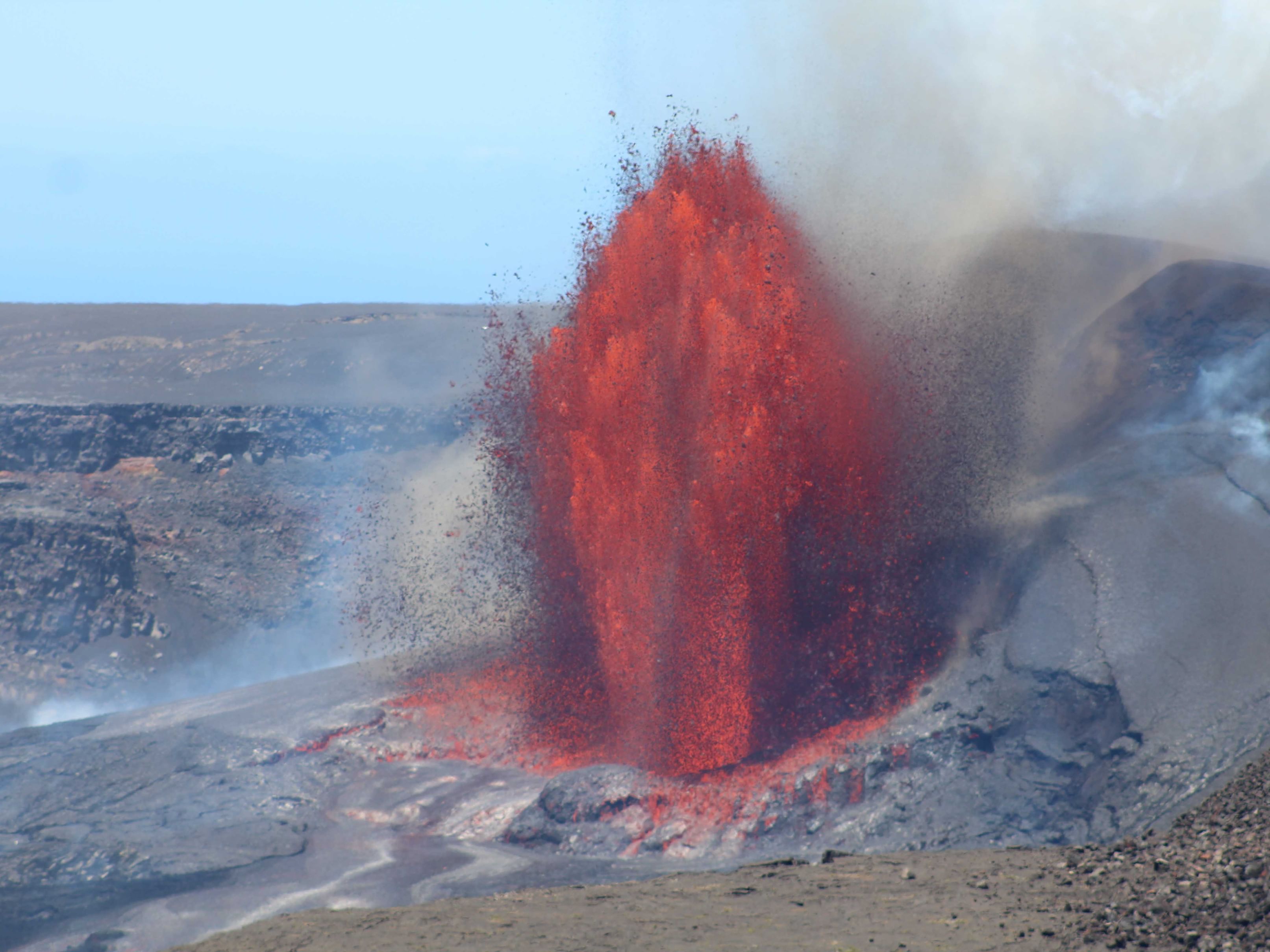 Hawaiʻi volcano eruption closes national park, highway | Emirates News ...