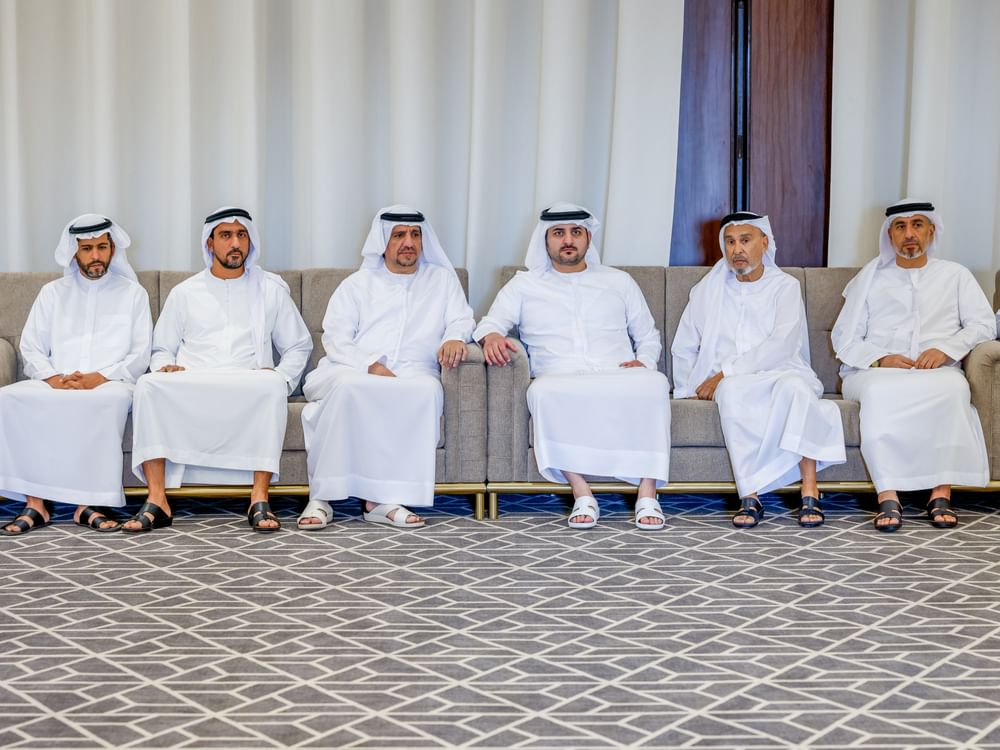 مكتوم بن محمد يقدّم واجب العزاء في وفاة عبدالمجيد صديقي