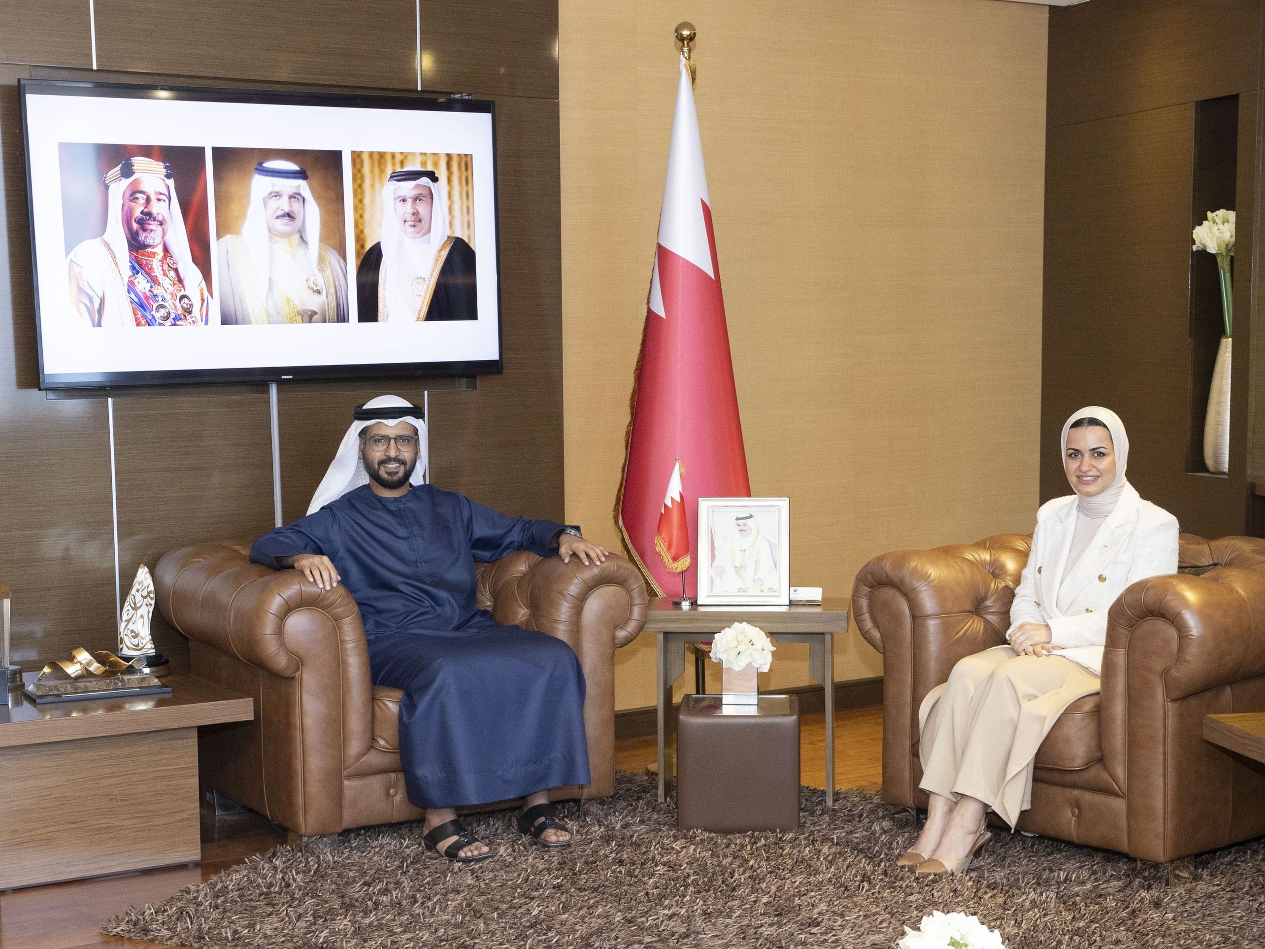 سفير الإمارات يبحث تعزيز التعاون مع وزيرة شؤون الشباب البحرينية