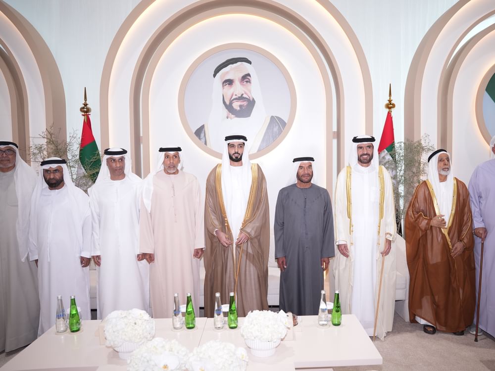 سرور بن محمد والشيوخ يحضرون حفل زفاف عبدالعزيز بن فيصل القاسمي 