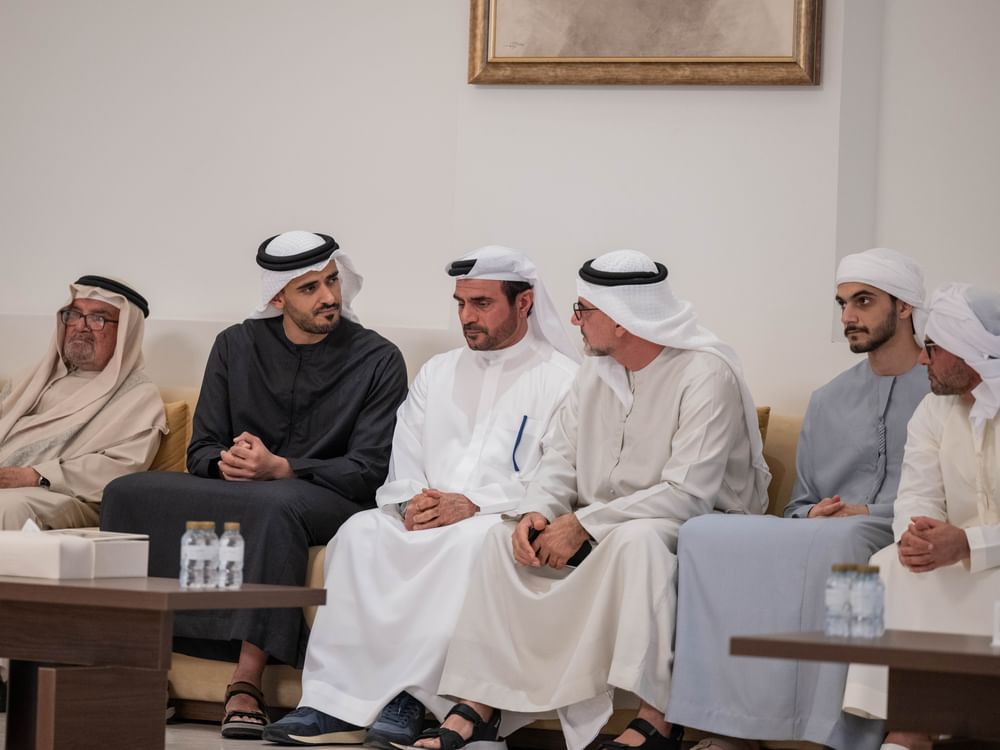 زايد بن محمد بن زايد يقدم واجب العزاء في وفاة والدة عبدالحميد محمد عبدالحميد الحوسني