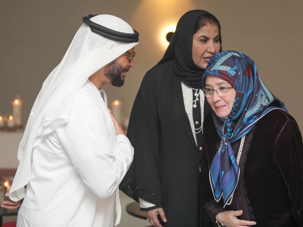 ملكة ولاية باهانج وقرقاش يشهدان العرض السينمائي الأول لفيلم "الأطفال في الإمارات"