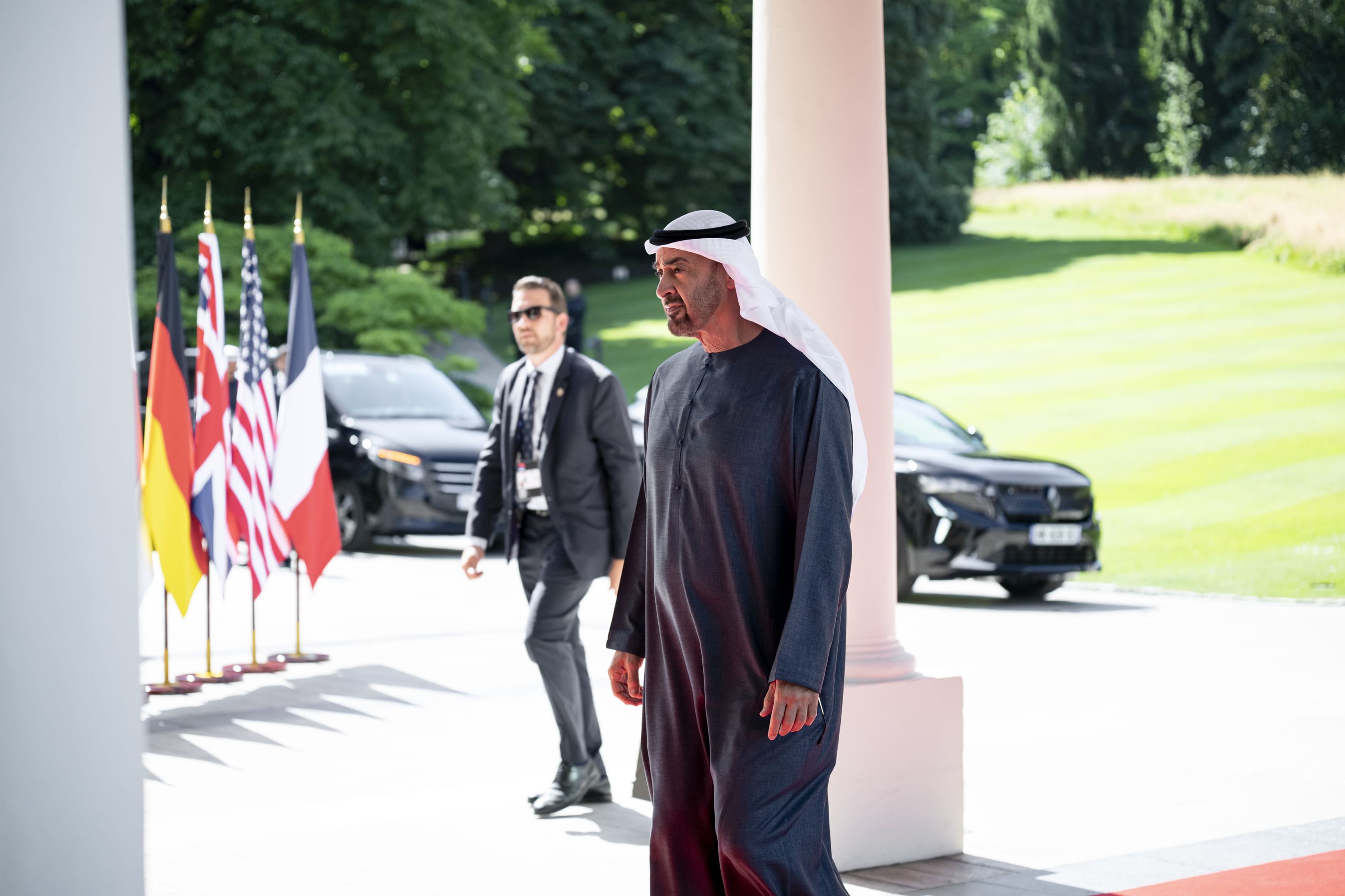 رئيس دولة الإمارات يصل إلى مقر انعقاد قمة مجموعة السبع (وام).