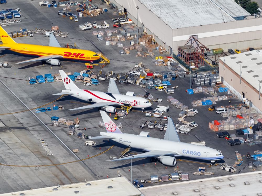 25 دولة تعلق إرسال شحنات بضائع إلى الولايات المتحدة