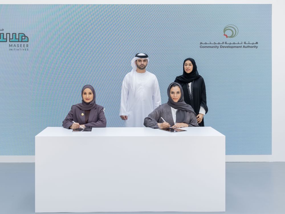 Mansoor bin Mohammed acompanha assinatura de acordo entre CDA e Iniciativas Maseer
