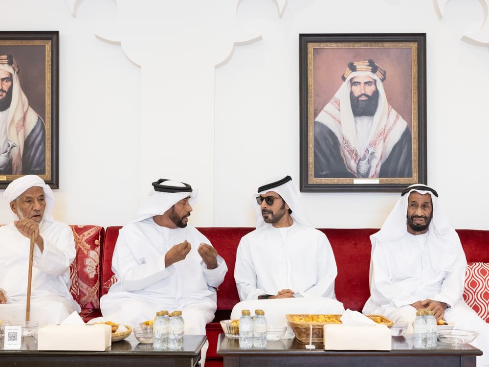 خليفة بن طحنون بن محمد يقدم واجب العزاء في وفاة سهيل الخزع محمد العامري