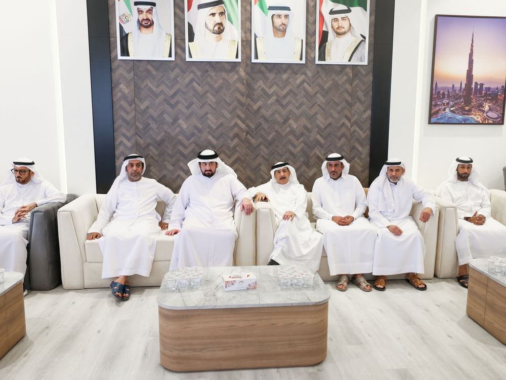 أحمد بن محمد يقدم واجب العزاء في وفاة محمد عبدالله بالحصا الشامسي