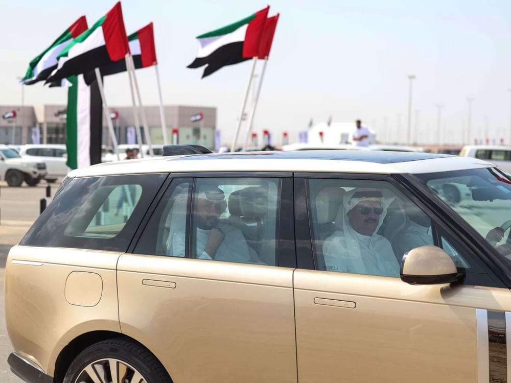 سلطان بن حمدان يشهد انطلاق منافسات جائزة زايد الكبرى لسباقات الهجن