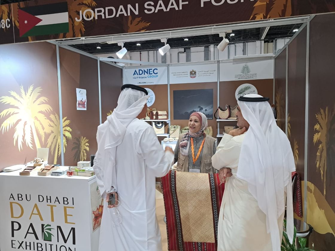 مشاركات عربية تستعرض مشاريع تدوير مخلفات النخيل خلال معرض أبوظبي للتمور