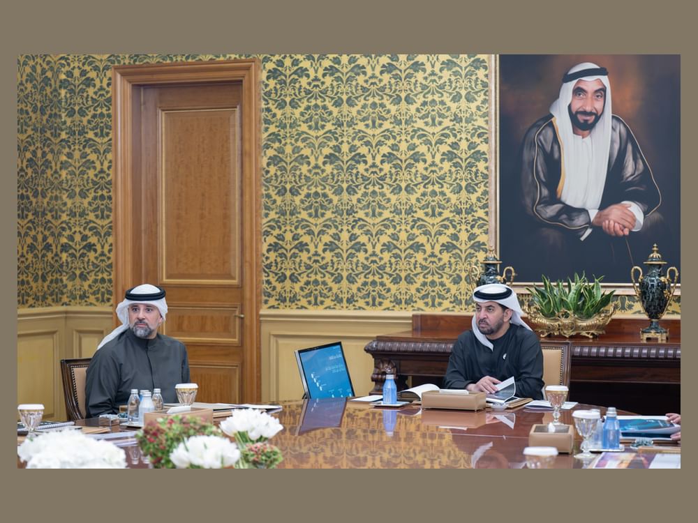Hamdan bin Zayed receives DGE delegation, reviews government services, employment opportunities in Al Dhafra Region 