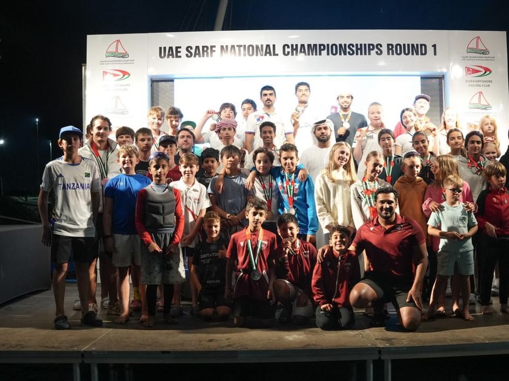 "زوارق شاطئ دبي" تتصدر الجولة الافتتاحية من "بطل الإمارات للشراع الحديث"