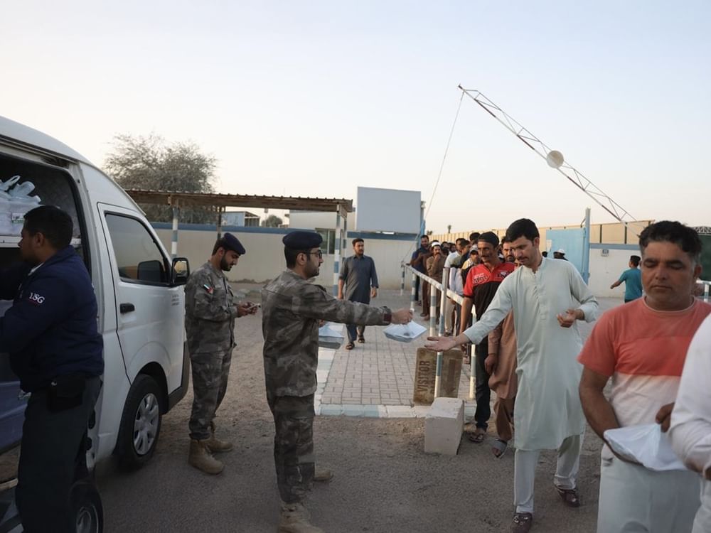 شرطة أبوظبي توزّع وجبات إفطار صائم للعمال في مدينة زايد بالظفرة