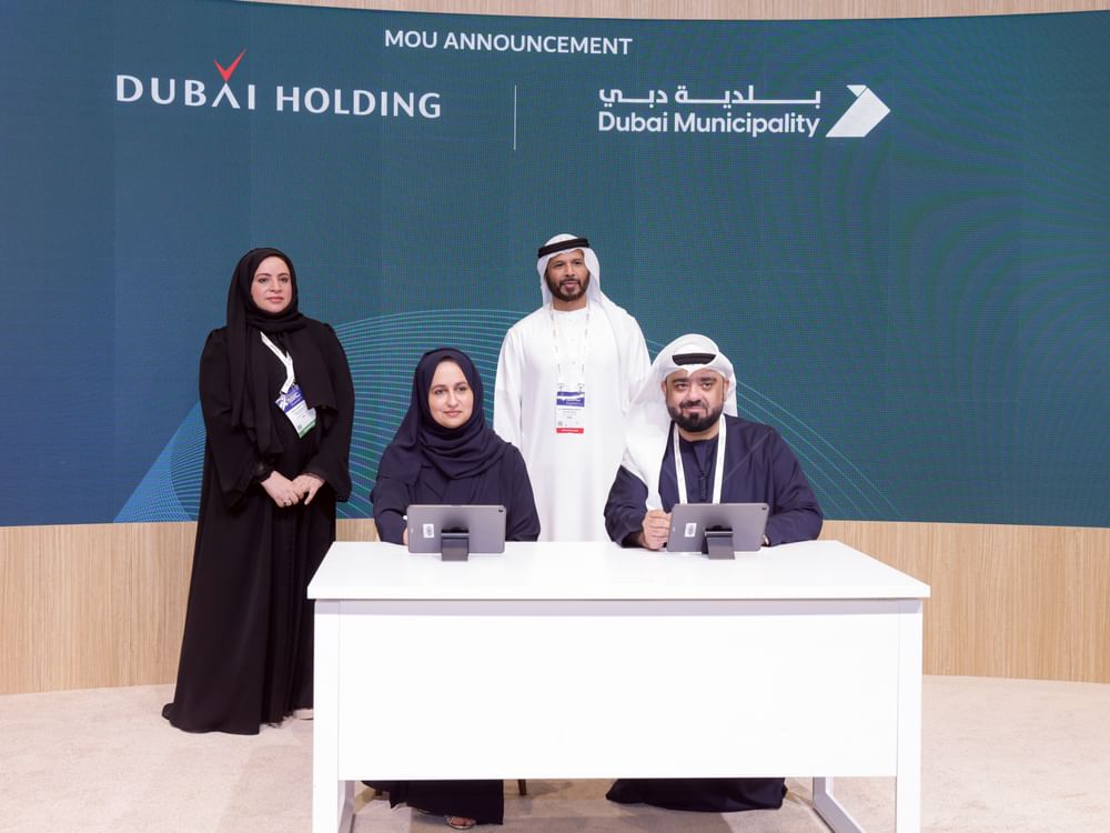 بلدية دبي توقع اتفاقية مع "دبي القابضة" لتعزيز التعاون في مجال الإدارة المتكاملة للنفايات