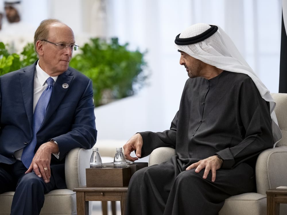 Presidente dos Emirados Árabes Unidos se reúne com CEO da BlackRock