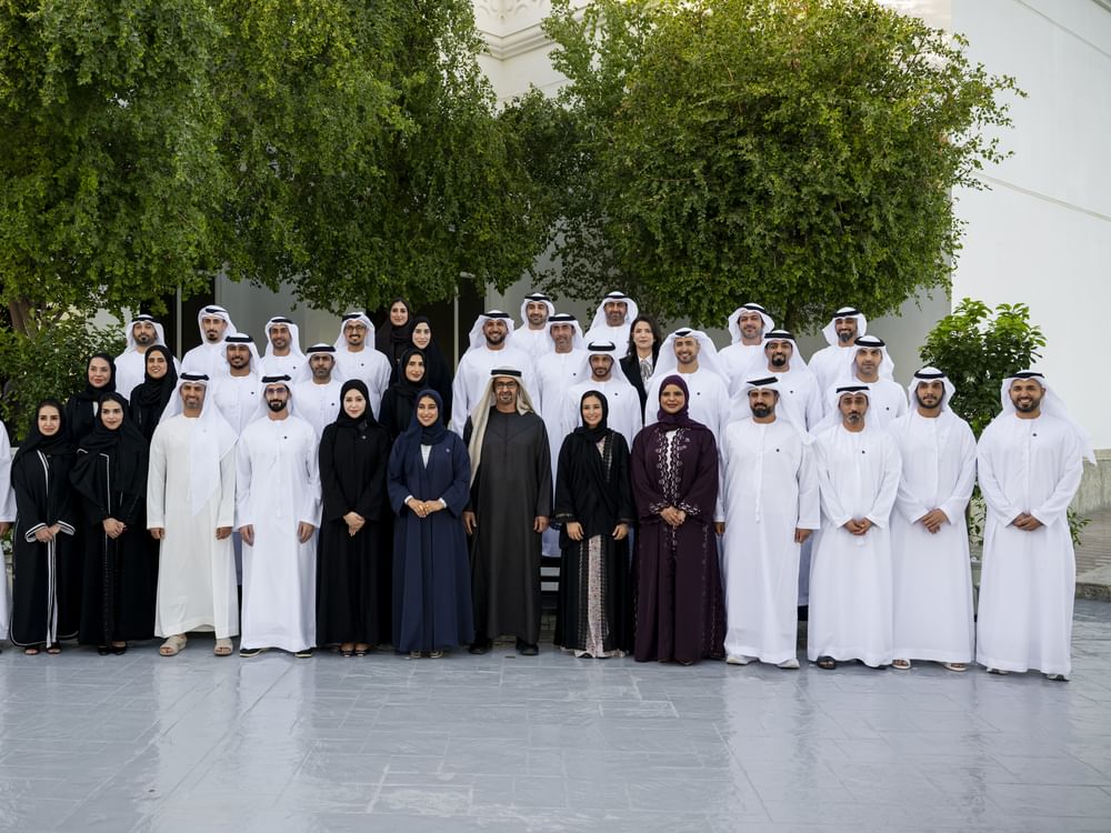 رئيس الدولة يستقبل المشاركين في برنامج القادة الإماراتيين من الصف الثاني الذي عقد في الصين