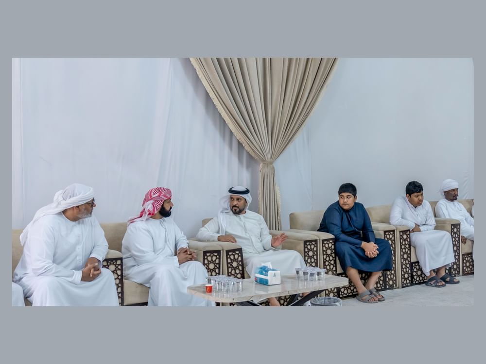 عبدالعزيز بن حميد يقدم واجب العزاء في وفاة سالم جمعة الزعابي