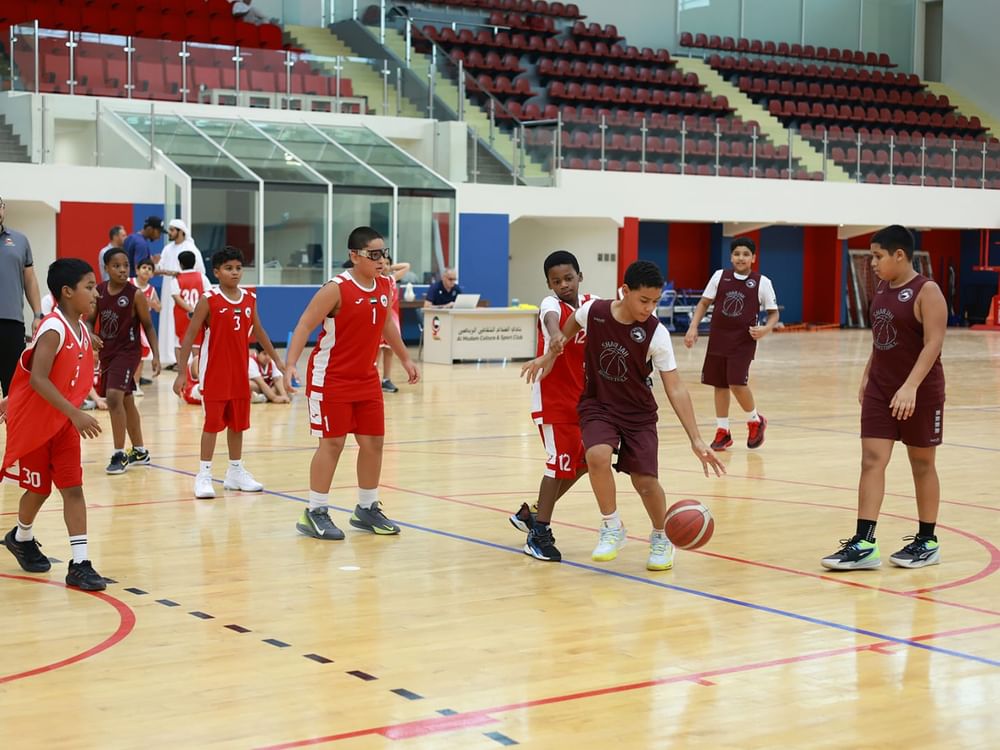 مشاركة أكثر من 200 لاعب في أنشطة كرة السلة بأندية الشارقة