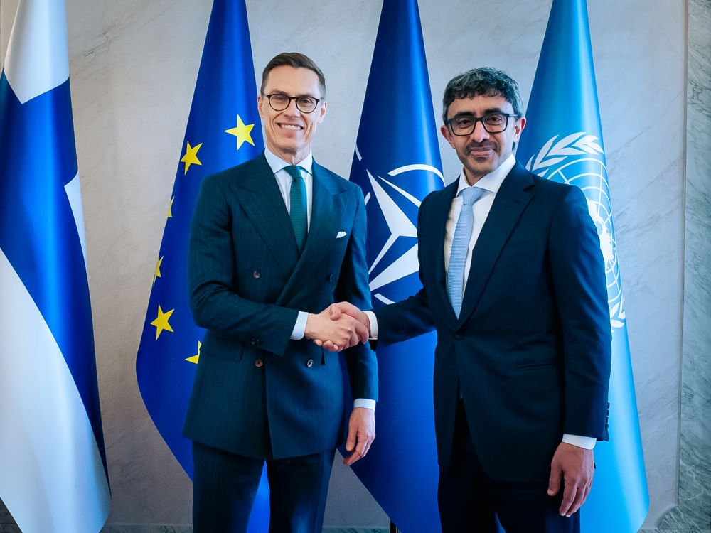 El presidente de Finlandia recibe un mensaje del presidente de EAU durante su reunión con Abdullah bin Zayed