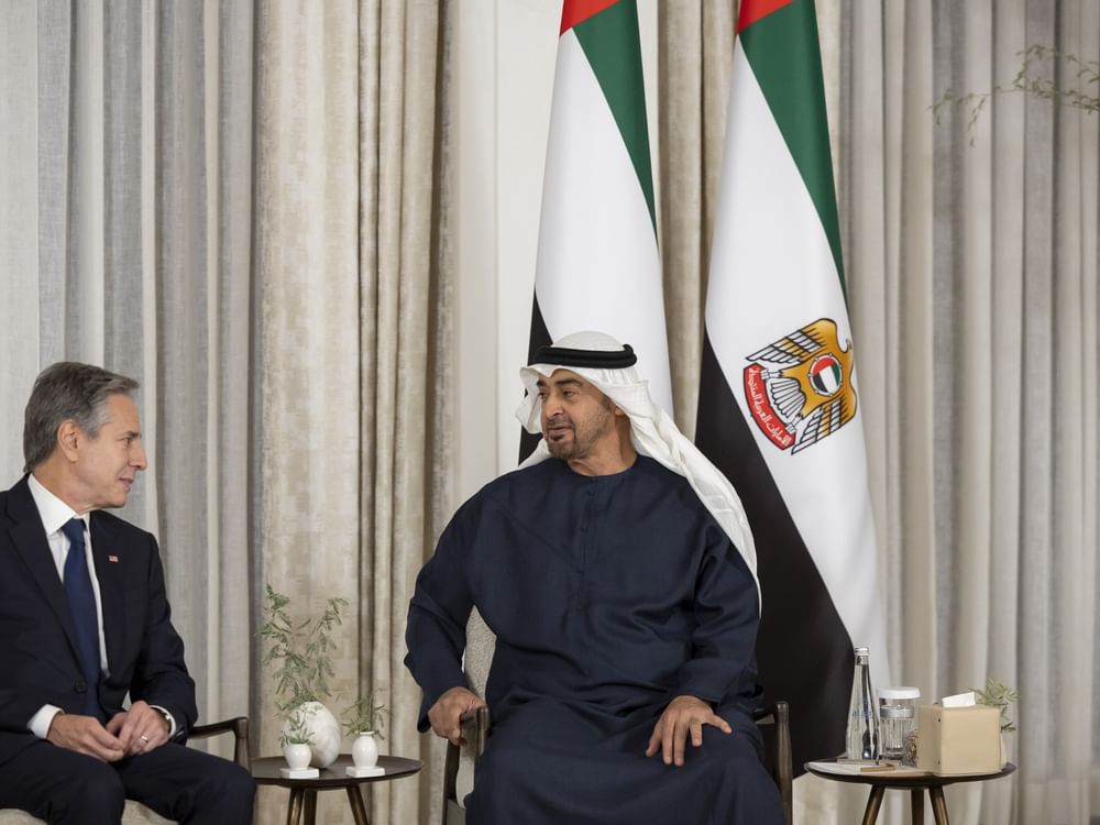 رئيس الدولة يبحث مع وزير الخارجية الأميركي توفير الحماية للمدنيين وفتح ممرات إنسانية عاجلة لإيصال المساعدات إلى غزة.