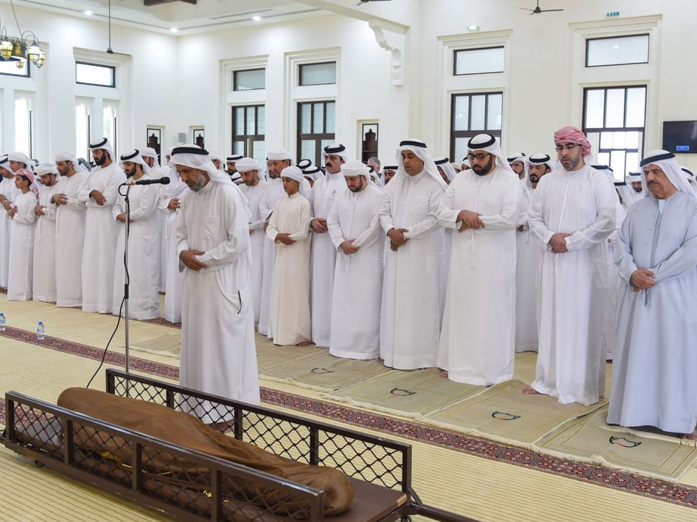 ولي عهد أم القيوين يؤدي صلاة الجنازة على جثمان الشيخ إبراهيم بن أحمد بن حمد المعلا
